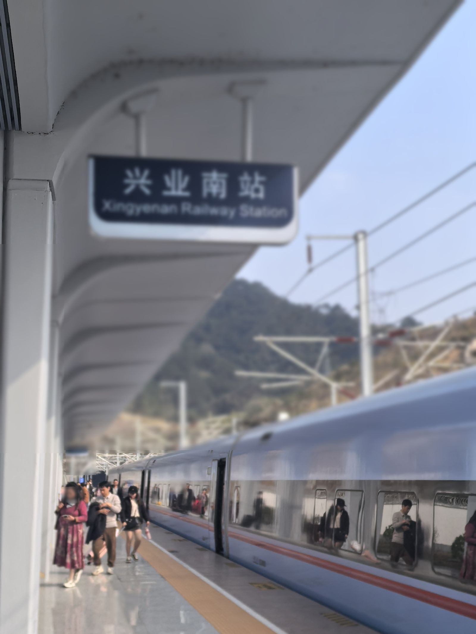 兴业南站站台层灯箱广告位实景拍摄