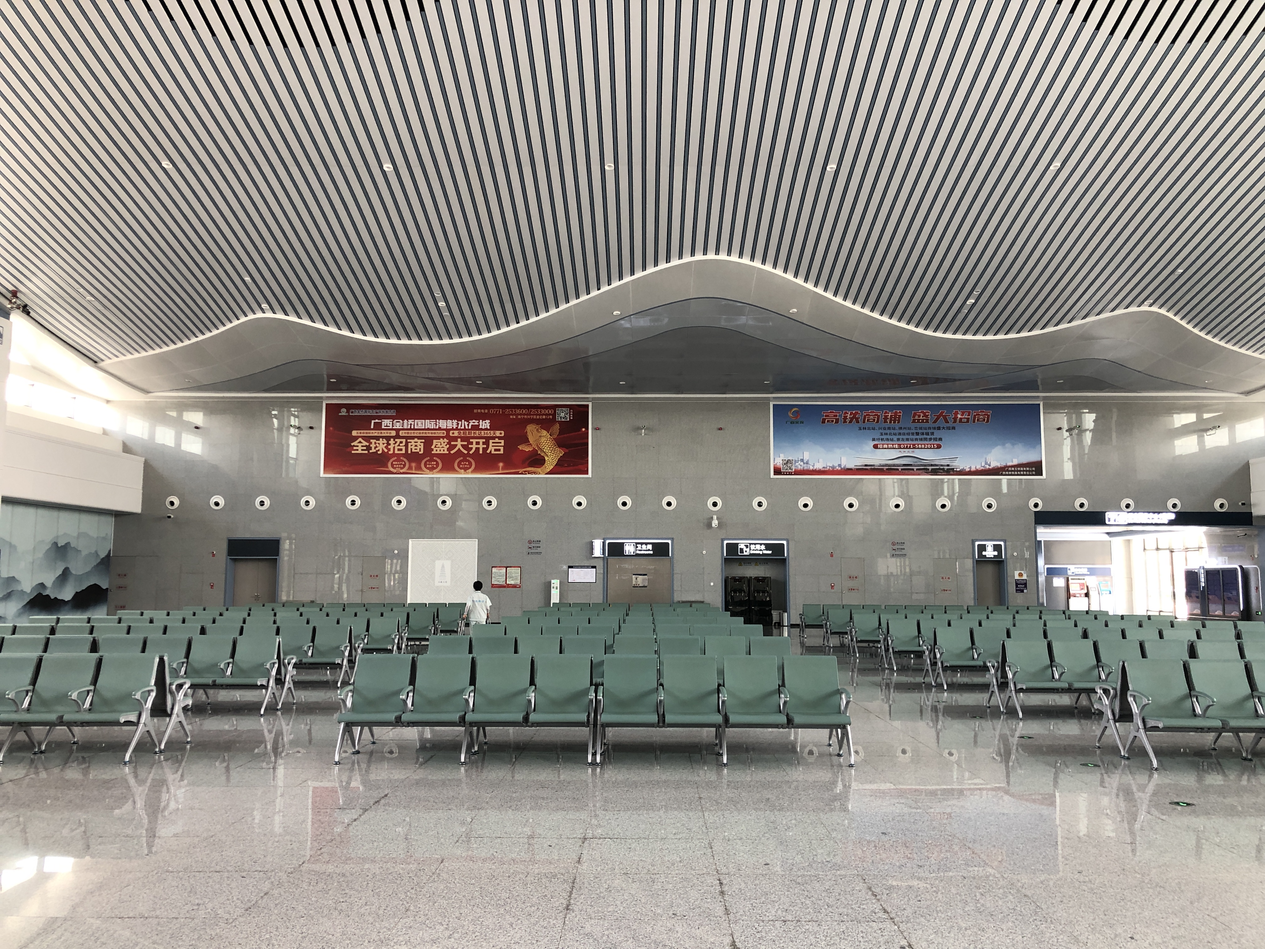 玉林北站候车厅广角实景