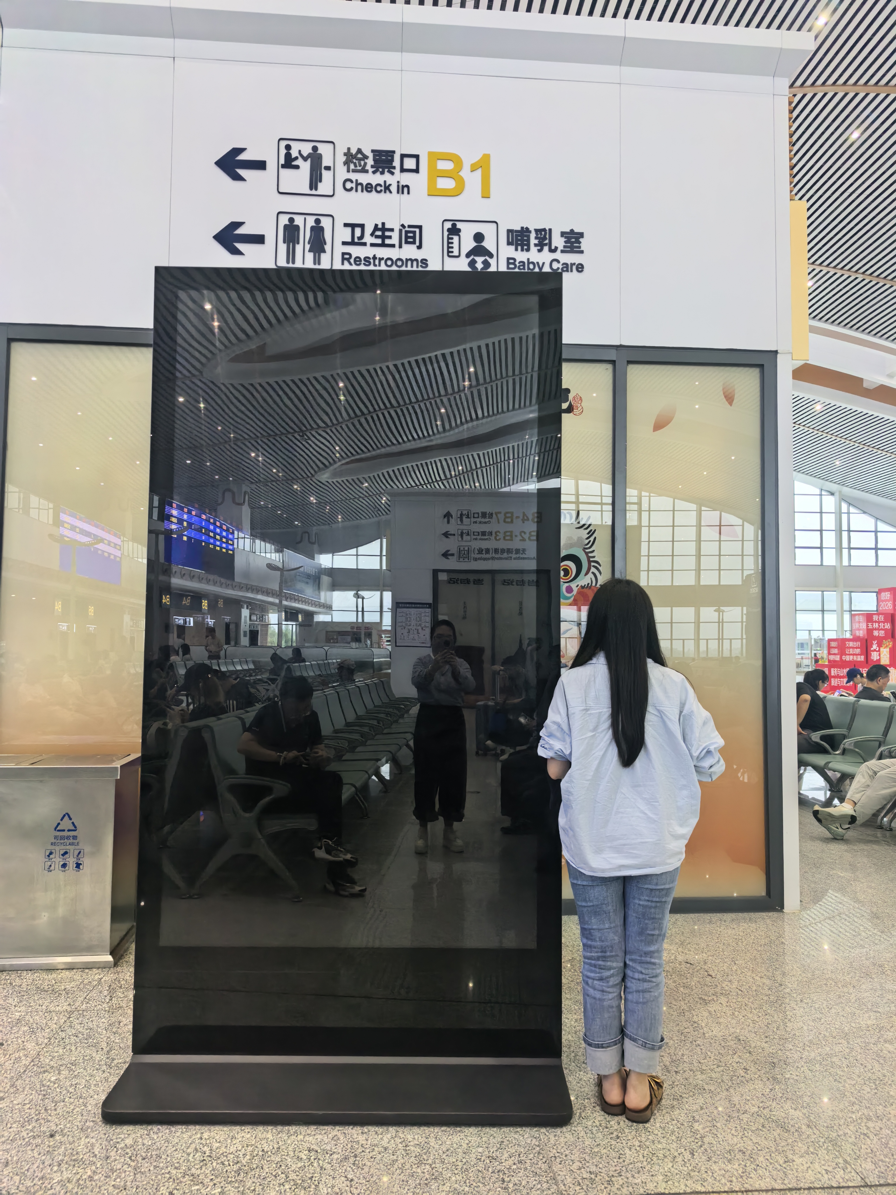 玉林北站候车厅立式刷屏机