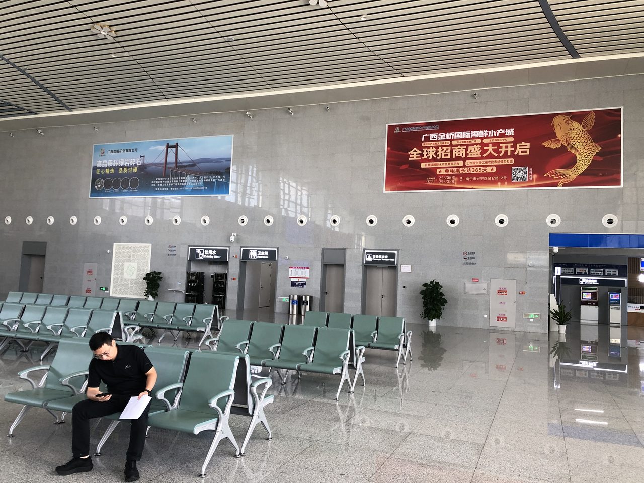 玉林北站候车厅墙面已上刊广告实景